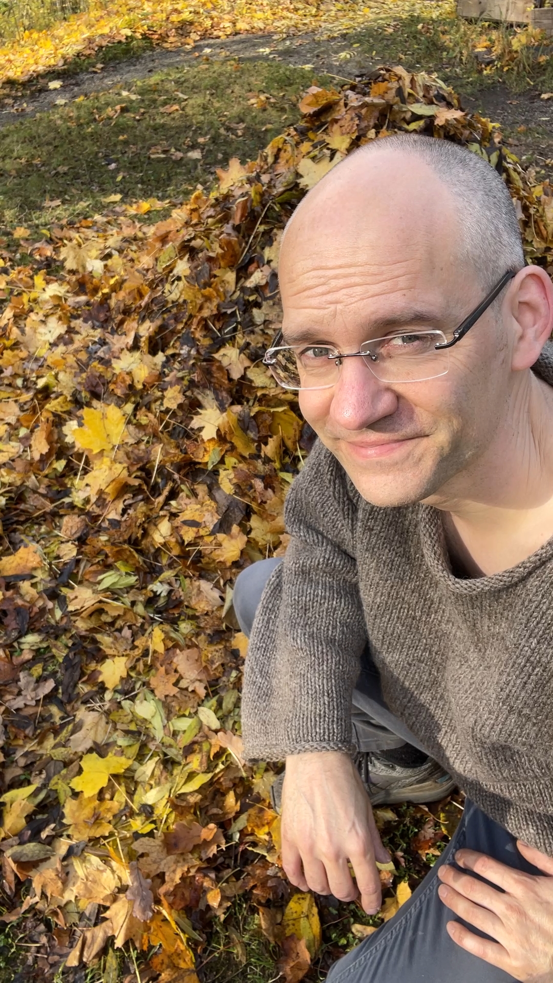 Herbstblues Coaching – Steffen vor Laubhaufen