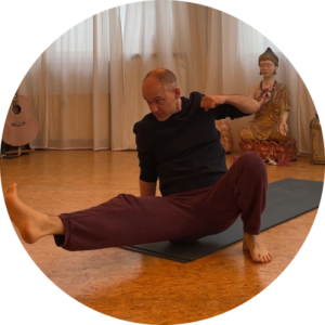 Fusion Yoga – einhändig gestützter Beinkick. Sanfte Kampfsportbewegung integriert in die Yogapraxis.
