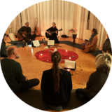 Singkreis Weimar – eine Gruppe von Menschen im Kreis auf dem Boden sitzend und singend im Yogastudio