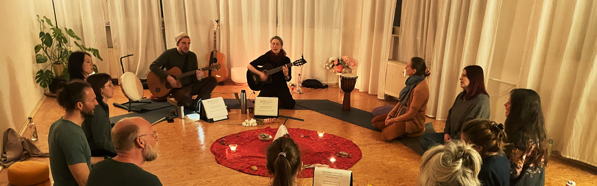 Singkreis Weimar – eine Gruppe von Menschen im Kreis auf dem Boden sitzend und singend im Yogastudio