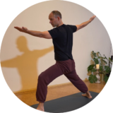 Steffen bei Budokon-Yoga-Kampfsport-Bewegung im Studio