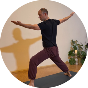 Steffen bei Budokon-Yoga-Kampfsport-Bewegung im Studio