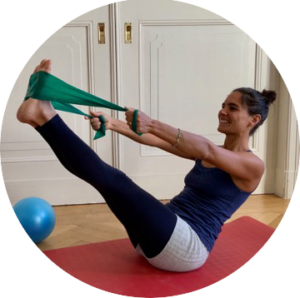 Nannette in der Boot-Haltung im Pilates in Weimar