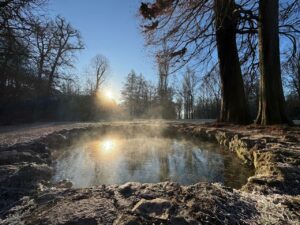 Quelle im Sonnenschein im Winter