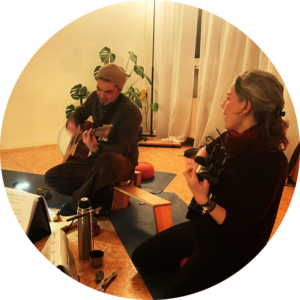 Ulli und Matthias im Singkreis mit Gitarre