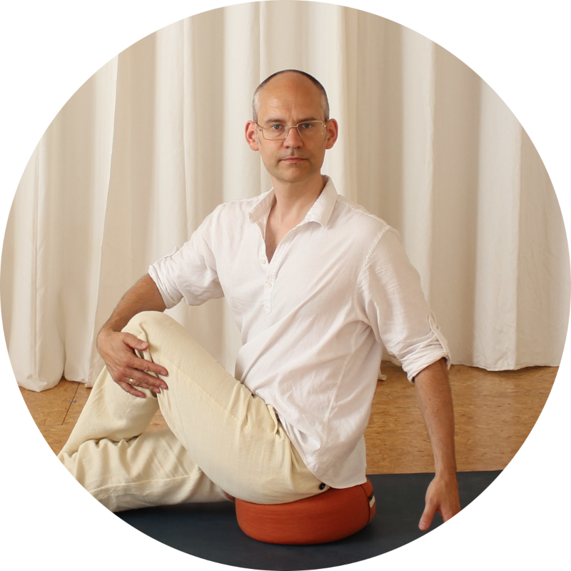 Steffen im Drehsitz – Yin Yoga / Sanftes Yoga