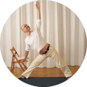 Steffen in Trikonasana mit Stuhl. Yoga für Anfänger in Weimar