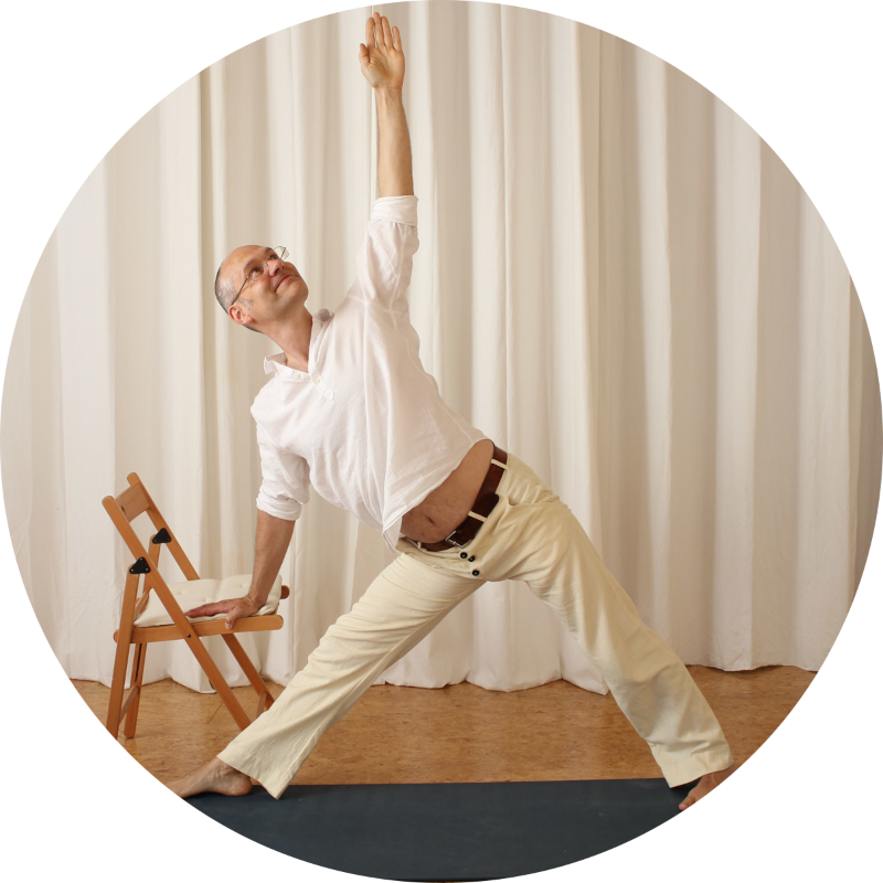 Steffen in Trikonasana mit Stuhl. Yoga für Anfänger in Weimar