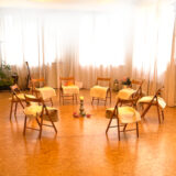 Gesprächsgruppe Weimar: Stuhlkreis mit Kerze in der Mitte im Yogastudio