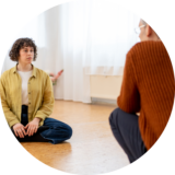 Interpersonelle Achtsamkeit und Einsichtsdialog-Meditation in Weimar: Zwei Menschen sitzen sich gegenüber im aufmerksamen Dialog.