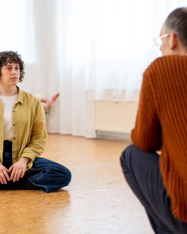 Interpersonelle Achtsamkeit und Einsichtsdialog-Meditation in Weimar: Zwei Menschen sitzen sich gegenüber im aufmerksamen Dialog.