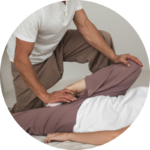 Flow Thai Yoga Massage in Weimar – Practitioner bewegt Bein der Klientin