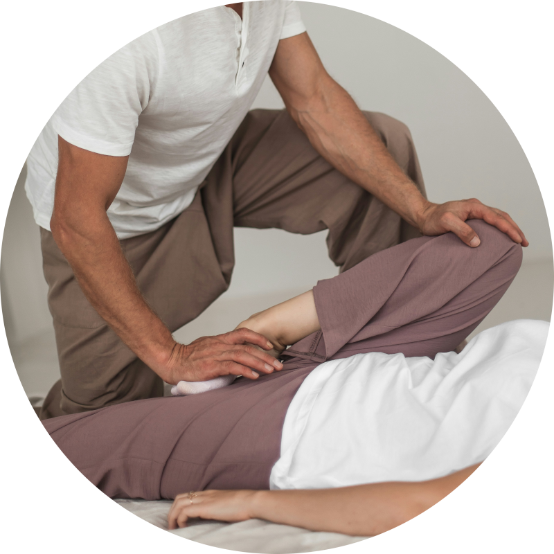 Flow Thai Yoga Massage in Weimar – Practitioner bewegt Bein der Klientin