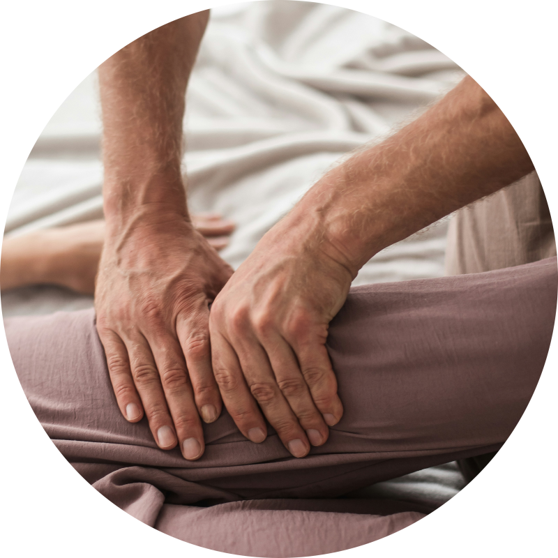 Shiatsu-Massage in Weimar – Hände-Druck auf bekleidetem Körper