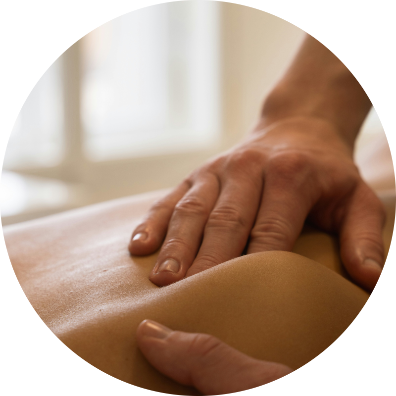 Ganzkörpermassage in Weimar – Hände und Öl auf Körper