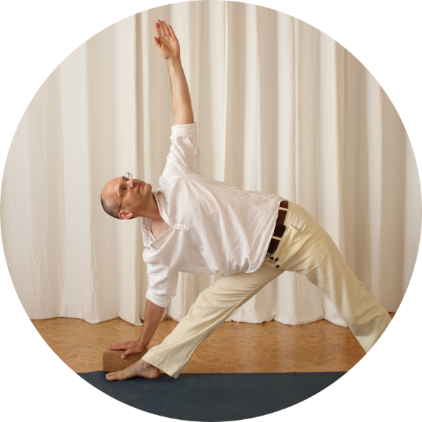 Steffen in Trikonasana – Morgen Yoga live online Weimar