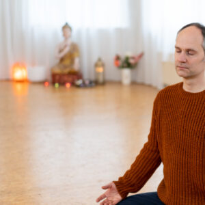 Yogaraum und Steffen im Sitzen in Meditation
