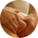 Massierende Hände / Massage mit Öl. Entspannungsbehandlung in Weimar